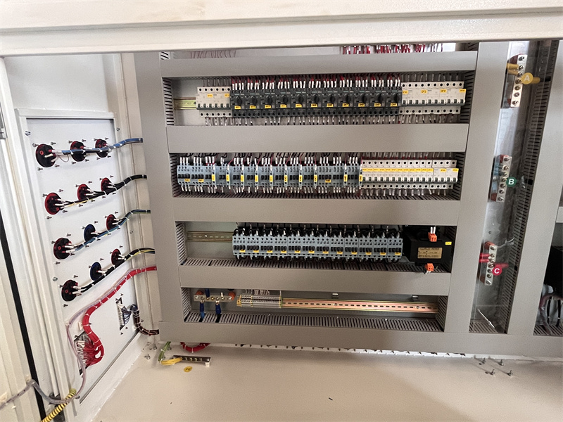 Przeanalizuj kluczowe elementy elektrycznego systemu sterowania urządzeniami podłogowymi z drewna i tworzyw sztucznych