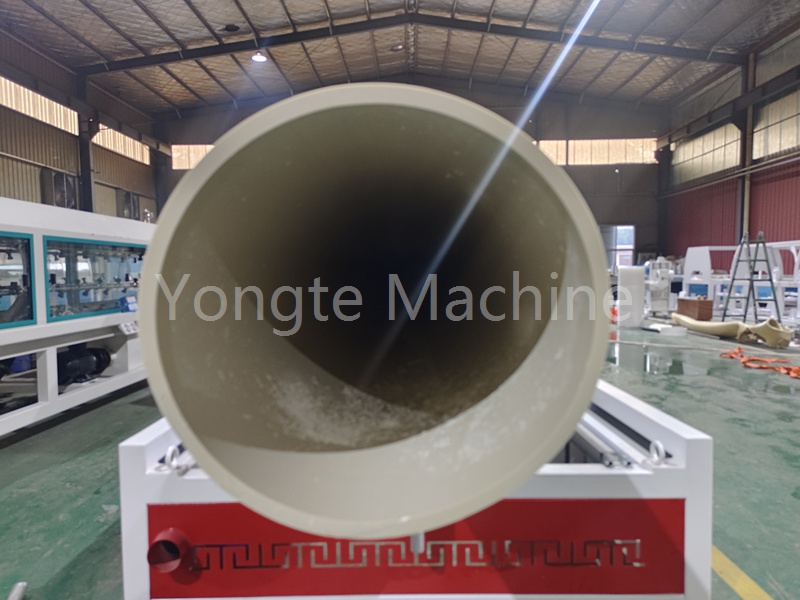 Yongte Plastic Machinery pokonuje trudności produkcyjne rur PVC 630 mm i promuje rozwój jakości branży