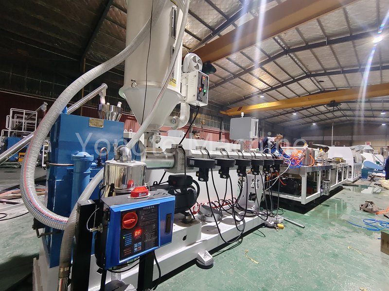 Przezwyciężyć trudności produkcyjne! Plastikowe maszyny Yongte umożliwia stabilną i wydajną produkcję drewnianych płyt piankowych PVC