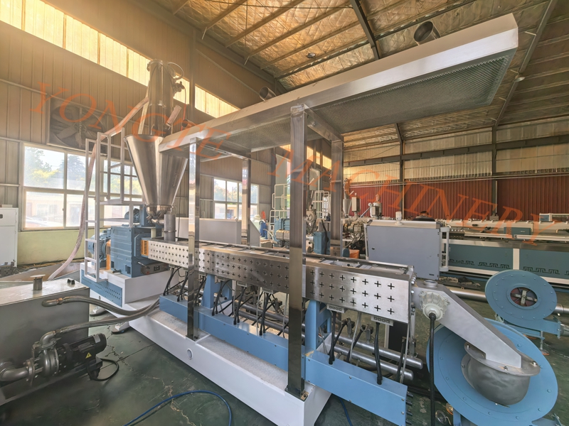 Qingdao Yongte Plastic Machinery drewniana plastikowa plastikowa linia produkcyjna z powodzeniem zakończona operacja próbna