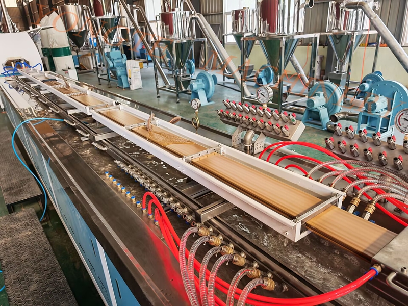 Qingdao Yongte Plastic Machinery drewniana plastikowa linia produkcyjna podłogi z powodzeniem zakończyła próbę próbną