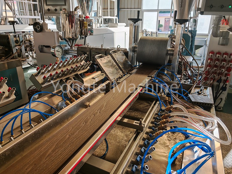 Yongte WPC Machine dostarczana do Kanady