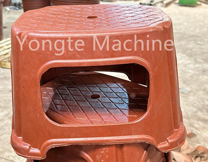 Yongte Plastic Extrusing and Listing Machine jest zainstalowana w fabryce klienta Afryki do recyklingu marnotrawstwa folii plastikowej w plastikowe wiadra, plastikowe baseny i plastikowe krzesła.
