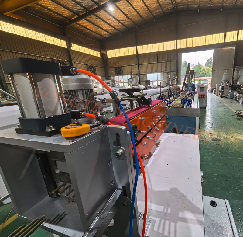 Rynek mebli przypominających Rattan na zewnątrz jest ogrzewającym, a plastikowe maszyny Yongte wprowadziły linię produkcyjną rur Rattan PE PE.