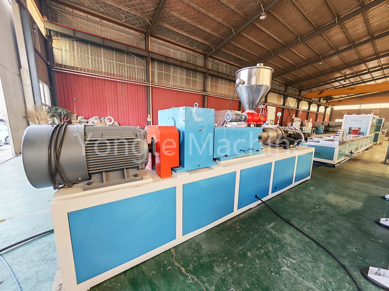 Maszyna profilowa Yongte PVC służy do produkcji koryta sadzenia truskawek