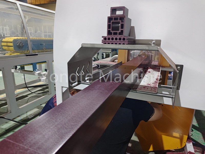 Odpady z tworzyw sztucznych w Afryce są trudne do utylizacji, ale linia do produkcji kolumn drewniano-plastikowych firmy Yongte stanowi przełom.