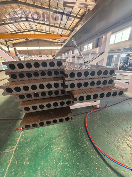 Yongte Plastic Machinery kończy modernizację swojej linii produkcyjnej 3D wytłaczanych podłóg z drewna i tworzyw sztucznych online, podkreślając jej zalety jako alternatywy z litego drewna