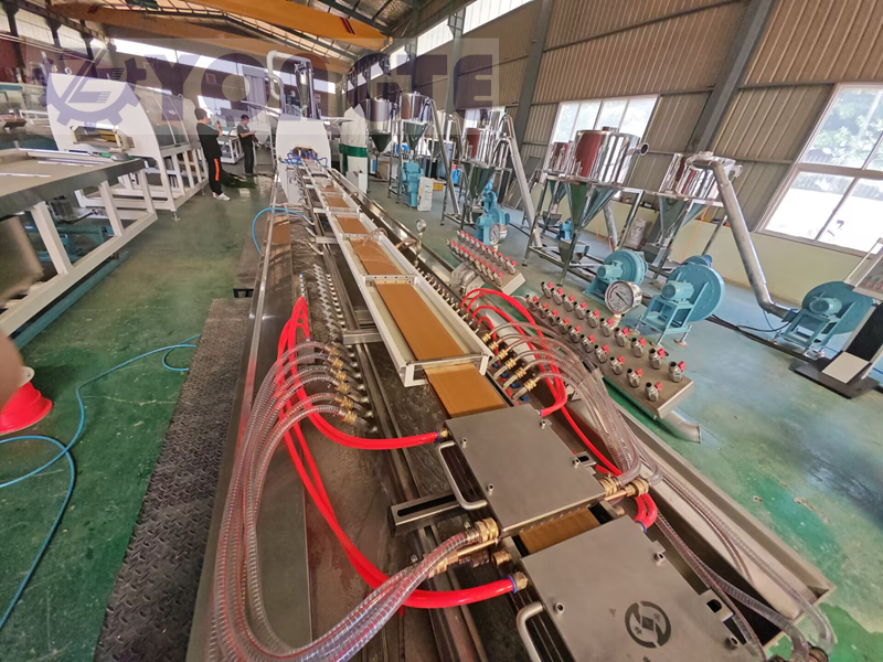 Yongte Plastics Machinery: Produkcja podłóg z kompozytu drewna i tworzywa sztucznego (WPC) do wnętrza samochodu „bezproblemowa”