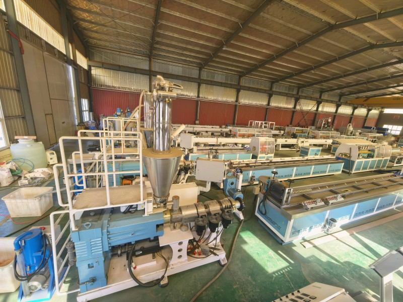 Yongte kończy produkcję 4 zestawów linii do wytłaczania profili WPC