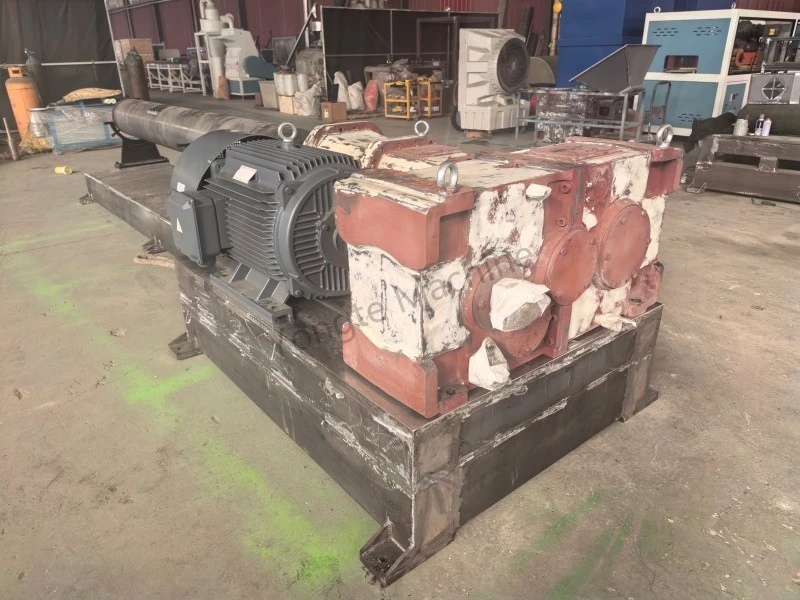 Montaż wysokowydajnych równoległych wytłaczarek dwuślimakowych do recyklingu odpadów folii z tworzyw sztucznych