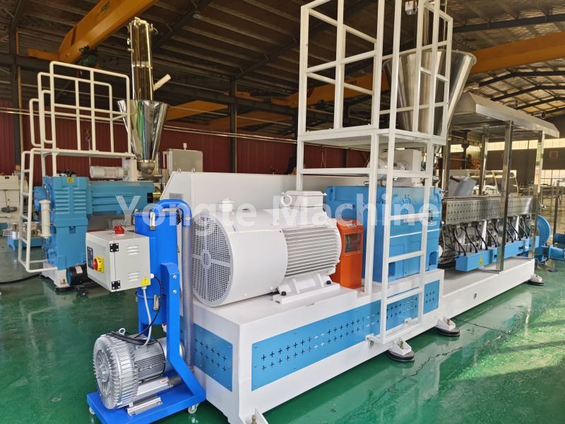 Parallel twin screw extruder of WPC pellet making machine