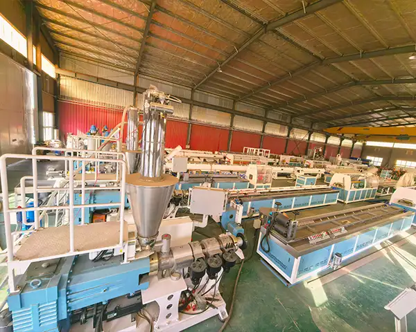 Yongte pomagał klientom w optymalizacji linii produkcyjnej desek tarasowych WPC, osiągając o 40% wyższą wydajność