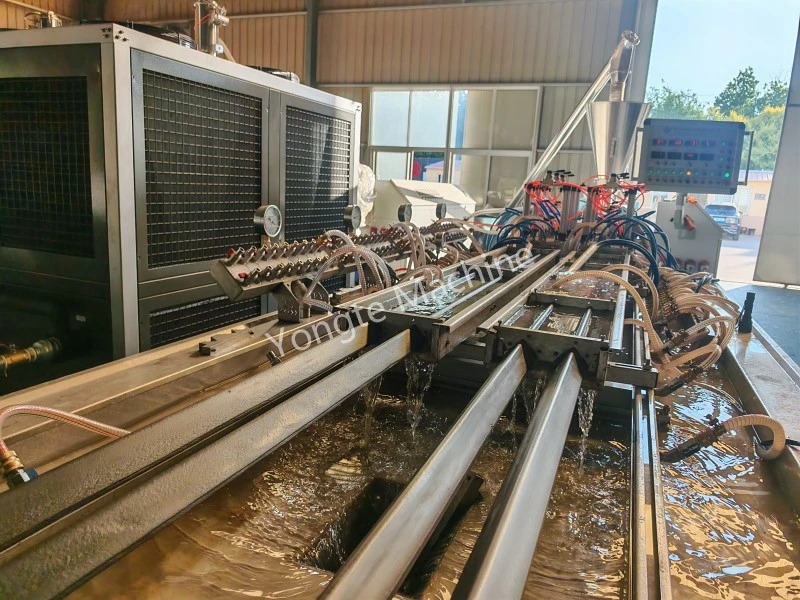 4-wnękowa maszyna do wytłaczania profili z tworzyw sztucznych przechodzi rygorystyczny, 2-godzinny test stabilności ciągłej pracy z wykorzystaniem materiałów kompozytowych pochodzących z recyklingu