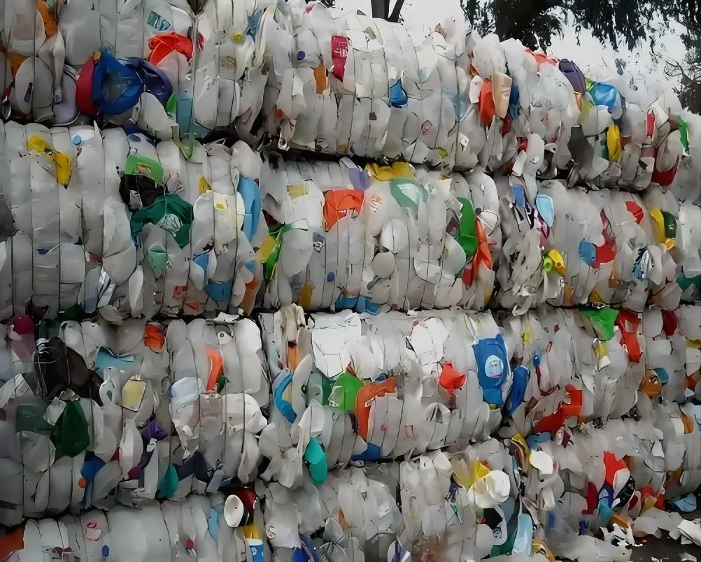 Jakie odpady z tworzyw sztucznych mogą być wykorzystywane przez maszynę do produkcji drewna z tworzyw sztucznych?