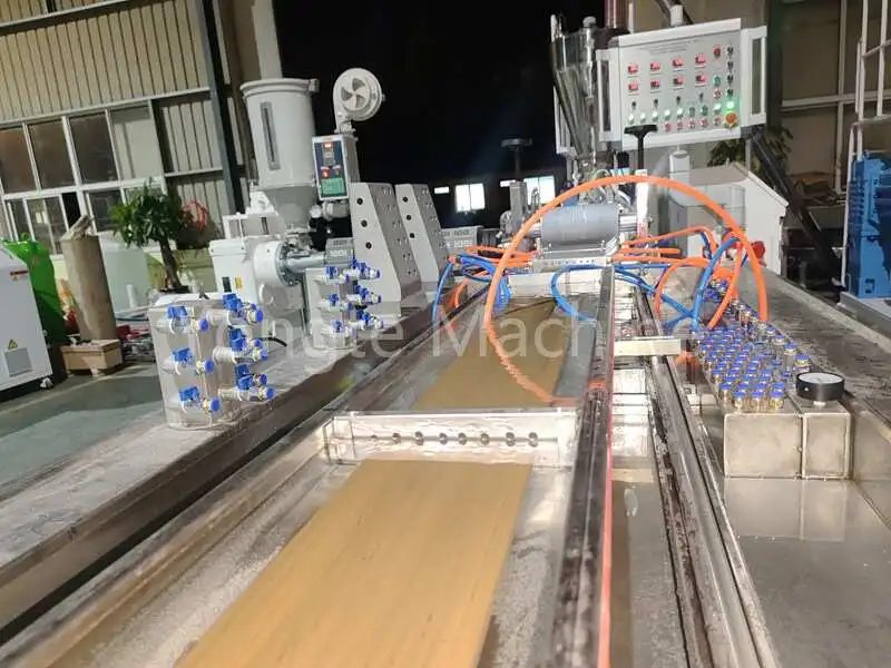Plastikowa maszyna z drewna Yongte do przekształcania marnotrawstwa w zielone materiały budowlane